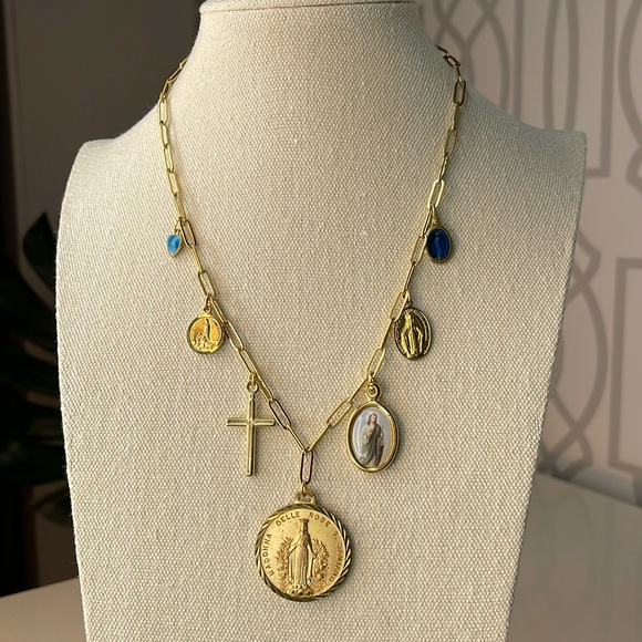 Super antique saints charms on an 18kt Gold plated 18.5” chain - Picture 4 of 8